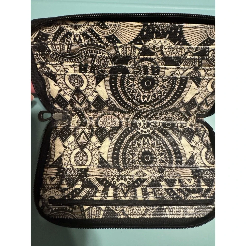 Sakroots‎ Women's Black And White Mandala Zip Around Wallet - Picture 3 of 10